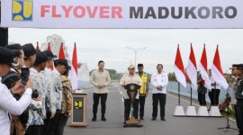 Presiden Prabowo Subianto saat meresmikan flyover Madukoro yang terletak di Jalan Madukoro Raya, Kecamatan Semarang Barat, Kota Semarang, Jawa Tengah, Rabu (11/12/2024) pagi. (Dok. Tim Media Prabowo Subianto)