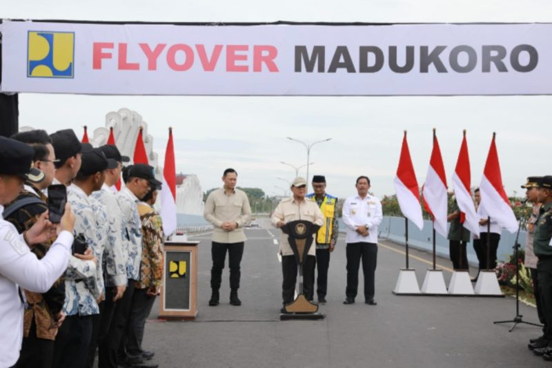 Presiden Prabowo Subianto saat meresmikan flyover Madukoro yang terletak di Jalan Madukoro Raya, Kecamatan Semarang Barat, Kota Semarang, Jawa Tengah, Rabu (11/12/2024) pagi. (Dok. Tim Media Prabowo Subianto)