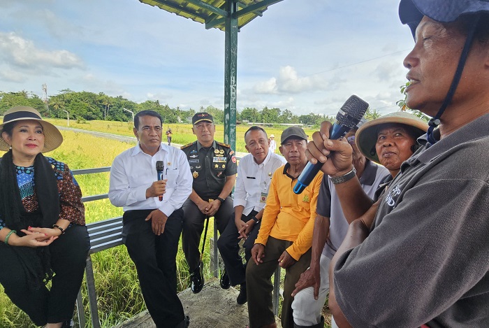 Ketua Komisi IV DPR RI, Titiek Soeharto saat meninjau jalanya panen raya bersama Menteri Pertanian Andi Amran Sulaiman di Kabupaten Bantul. (Dok. Kementerian Pertanian)