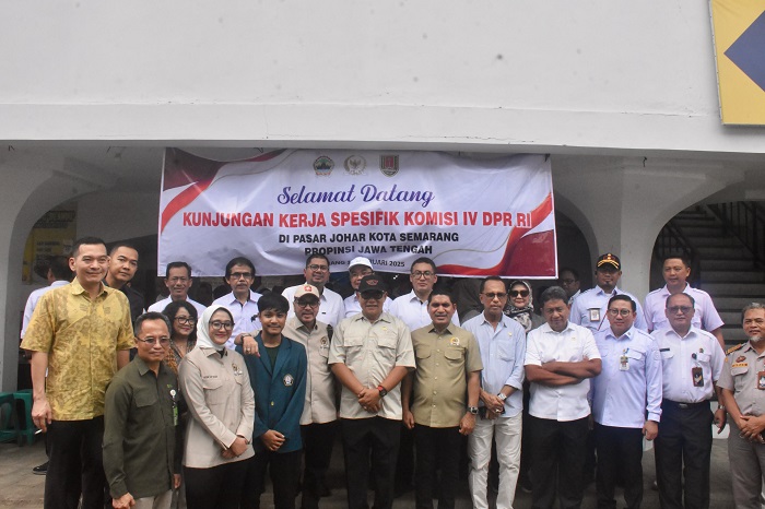 Komisi IV DPR RI bersama Kementerian Pertanian meninjau ketersediaan dan harga pangan di Pasar Johar serta Gudang Bulog Palebon, Semarang, Jawa Tengah. (Dok. Kementan)

