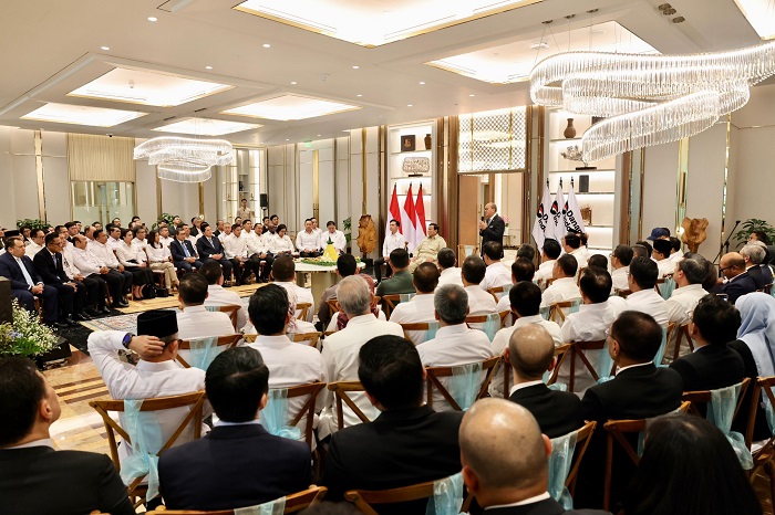 Presiden Prabowo di ruang rapat Wisma Danantara
Presiden Prabowo Subianto memimpin rapat terbatas kabinet di Wisma Danantara bahas prioritas investasi nasional. (Facebook.com @Setkab RI)