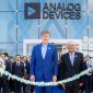 CEO dan Chair Analog Devices, Vincent Roche (kiri), bersama Managing Director Analog Devices Thailand, Wirat Sri-amonkitkul (kanan), saat seremoni pemotongan pita yang menandai pembukaan fasilitas manufaktur canggih terbaru ADI di Thailand.