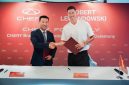 Zhu Shaodong, Executive Vice President of Chery International and CEO of the EU Region, signs the partnership agreement with Robert Lewandowski.