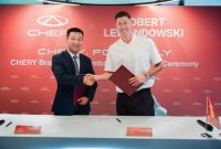 Zhu Shaodong, Executive Vice President of Chery International and CEO of the EU Region, signs the partnership agreement with Robert Lewandowski.