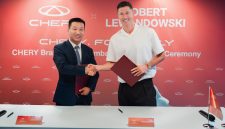 Zhu Shaodong, Executive Vice President of Chery International and CEO of the EU Region, signs the partnership agreement with Robert Lewandowski.