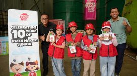 Pizza Hut Indonesia dan TUKR memberikan edukasi kepada para peserta 'Pizza Maker Junior' tentang pengelolaan limbah minyak jelantah secara tepat dan berkelanjutan, bertempat di fasilitas TUKR di Bekasi, Jawa Barat, Indonesia.
