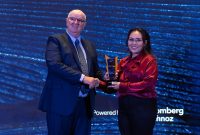 Direktur Keuangan AdaKami, Valentina Juveline (kanan) menerima penghargaan Top Company in Transparent & Responsible P2P Lending dari Chief Executive Officer Bloomberg Technoz, Roger James Finnie (kiri) pada ajang Indonesia Top Companies Recognition 2026 yang diselenggarakan oleh Bloomberg Technoz bersama Indonesia Data di Jakarta. Penghargaan ini mengukuhkan posisi AdaKami sebagai platform pembiayaan digital terpercaya pilihan masyarakat.