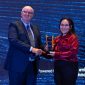 Direktur Keuangan AdaKami, Valentina Juveline (kanan) menerima penghargaan Top Company in Transparent & Responsible P2P Lending dari Chief Executive Officer Bloomberg Technoz, Roger James Finnie (kiri) pada ajang Indonesia Top Companies Recognition 2026 yang diselenggarakan oleh Bloomberg Technoz bersama Indonesia Data di Jakarta. Penghargaan ini mengukuhkan posisi AdaKami sebagai platform pembiayaan digital terpercaya pilihan masyarakat.