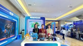 Vietnamese youth Tran Le Huong Giang (center) joins participating guests for a group photo at the opening ceremony of the 2026 China-ASEAN Education Cooperation Week.