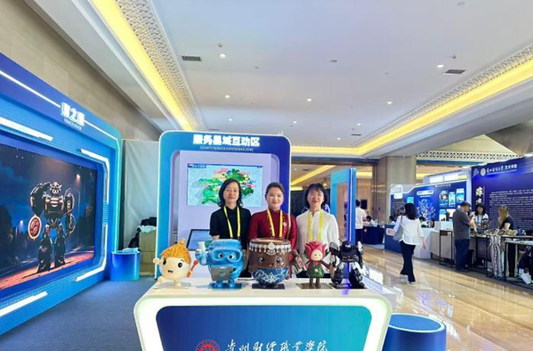 Vietnamese youth Tran Le Huong Giang (center) joins participating guests for a group photo at the opening ceremony of the 2026 China-ASEAN Education Cooperation Week.