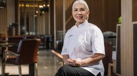Petty Elliott membawa kecintaannya yang mendalam terhadap warisan kuliner Indonesia ke Bejana, merayakan cita rasa, tradisi, dan kisah autentik melalui hidangan yang berakar pada kekayaan dan keberagaman Nusantara.