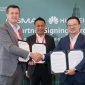 Malaysian Communications and Multimedia Commission Chief Corporate and International Officer En Syahrilazli Mahammad(middle) witnessing the exchanging of documents between Head of APAC, GSMA Julian Gorman(left) and Jason Tao, Vice President of ICT Marketing & Solution Sales Dept, Huawei Asia Pacific(right).