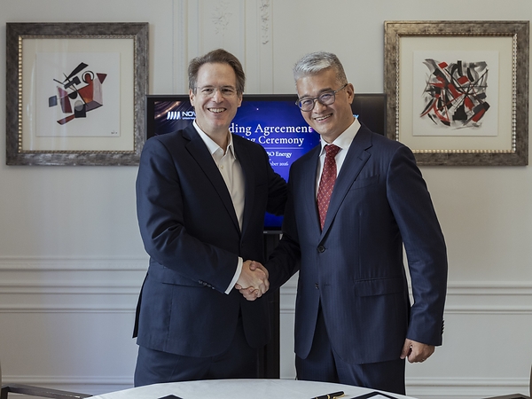 Steven Liu, Founder & CEO, Novva (kanan), dan Dr. Karsten Schlageter, Managing Director, ABO Energy (kiri), dalam acara penandatanganan perjanjian kerja sama pengembangan energi terbarukan berkapasitas 3,17 GW di Paris.