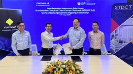 (kiri ke kanan) Mr. Joshua Kyaw Zwa and Mr. Kin Wah Chay of Yokogawa Engineering Asia, and Prof. Lee Poh Seng dan Mr. Ian Loo of NUS pada agreement signing ceremony.